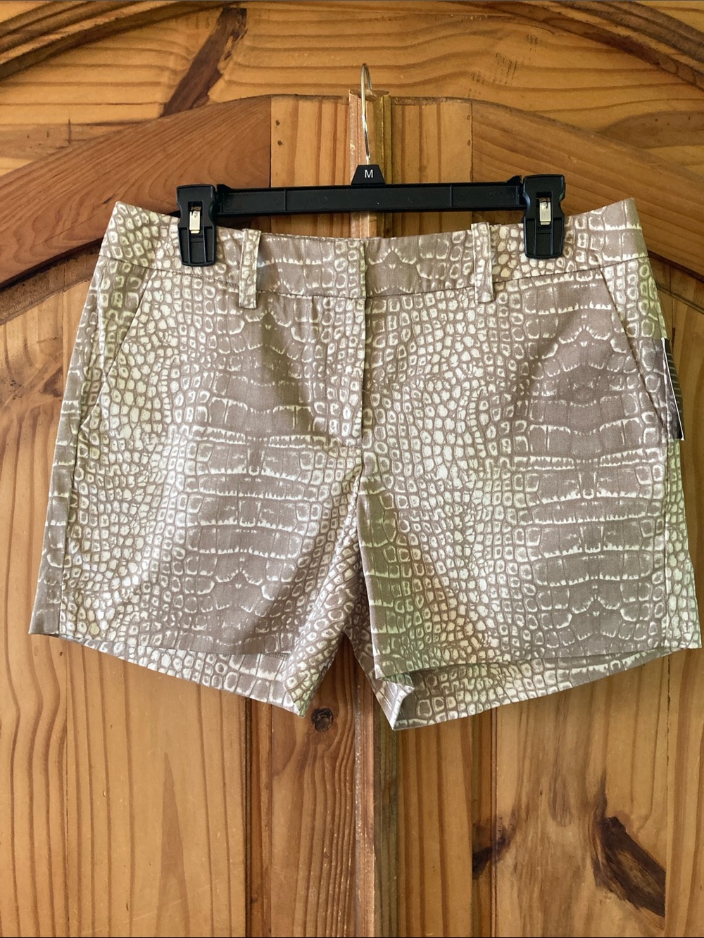 Women’s Valerie Bertinelli cream tan crocodile print shorts size 8 - NWT